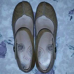 Taos Tango filigree pumps