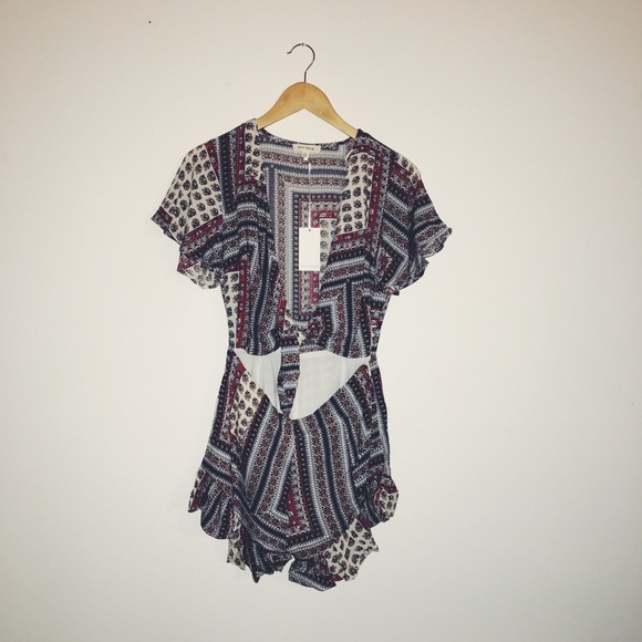 Cut Out Romper - Picture 5 of 5