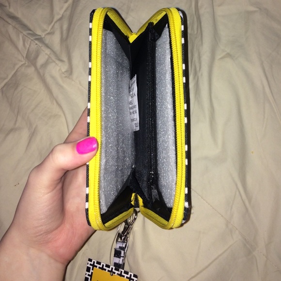 Patterned Smartphone Wallet - Picture 2 of 3