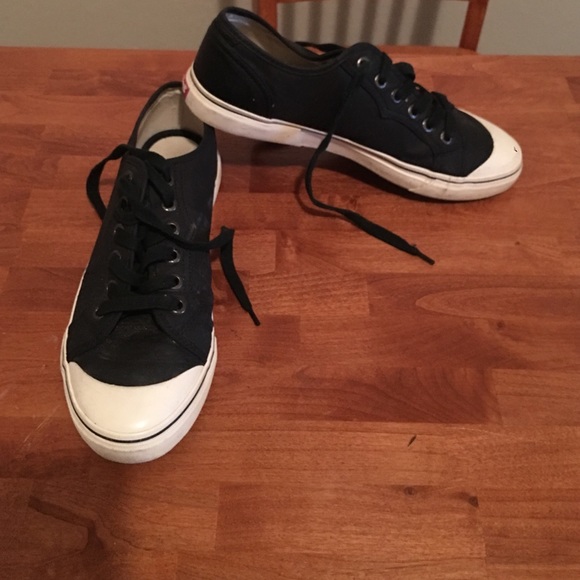 🖤🖤SOLD🖤🖤Levis lace up sneakers-black