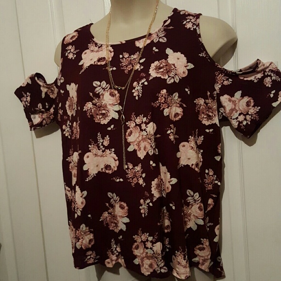 Plus size cold shoulder top with necklace - Picture 1 of 3