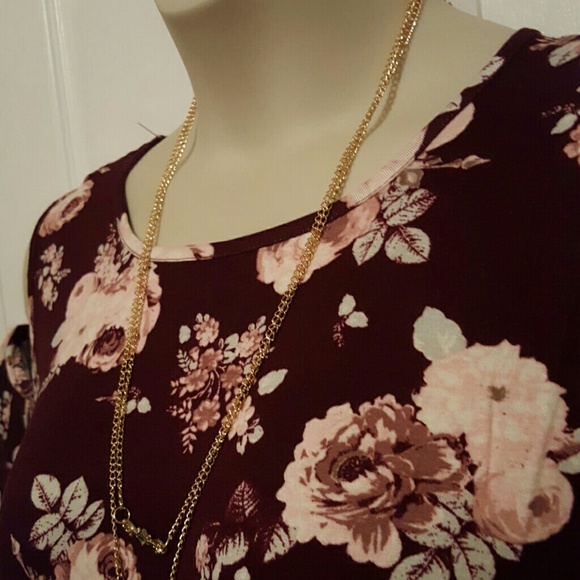Plus size cold shoulder top with necklace - Picture 3 of 3