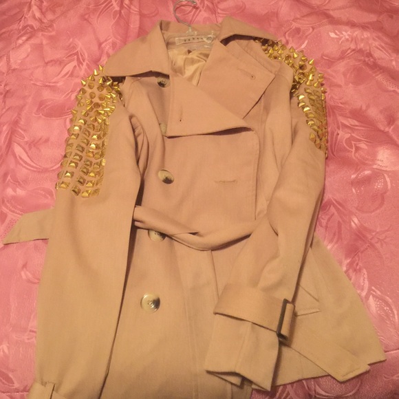 All tan jewels trench jacket great for any event.