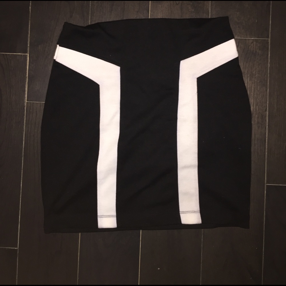 Forever 21 black white skirt. Size medium