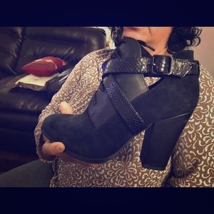 Gianni Bini suede boots