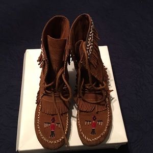 Beautiful Minnetonka Janice Lace Moccasin boot