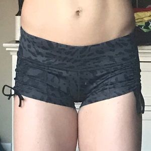 Lululemon cinch leapoard booty short