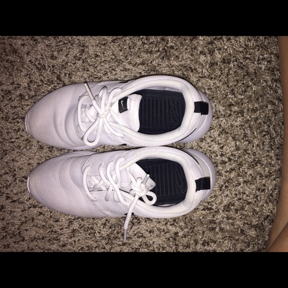 white nike roshe