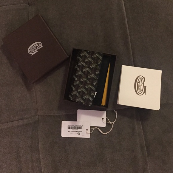 BRAND NEW beautiful chevron Goyard Wallet