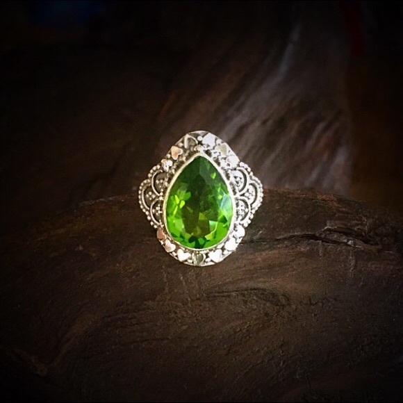 Jewelry - Bright Peridot Quartz gypsy ring, heart details
