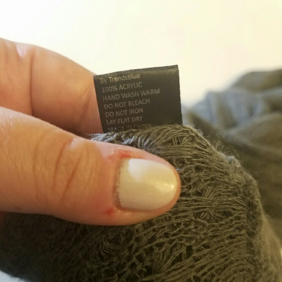 Soft & Large Grey Knit Infinity Scarf -Barely Worn - Picture 3 of 4