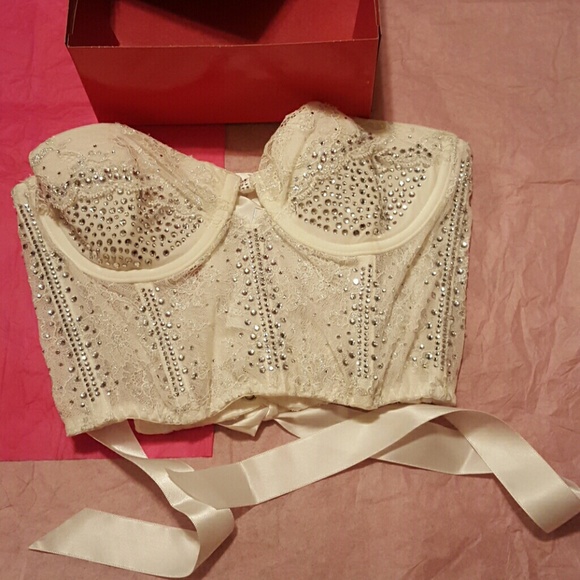STUNNING VICTORIAS SECRET BUSTIER in 32C!!