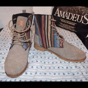 Toms Pattern Combat Boot-Size 6