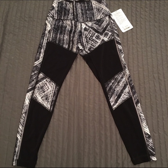 SOLD BNWT Lululemon Hot to Street Leggings