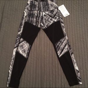 SOLD BNWT Lululemon Hot to Street Leggings