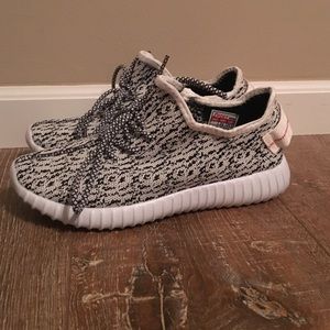 NOT AUTHENTIC YEEZYs *NEW*