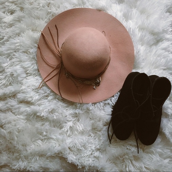 Cute blush pink floppy hat with a brown tie!