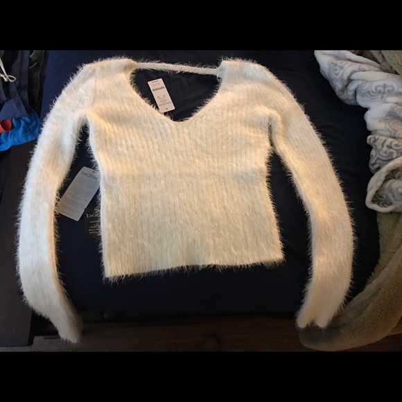 NWT BEBE eyelash ribbed V sweater