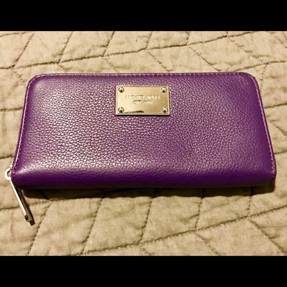 New Michael Kors Zip Wallet
