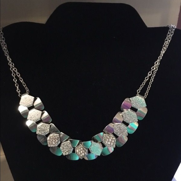 Silver costume jewelry necklace - Picture 1 of 1