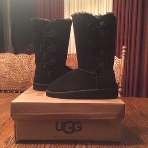 UGG Bailey Button Triplet ll *SOLD ON ANOTHER CITE