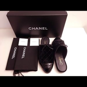 🎀SOLD ON TRADESY🎀CHANEL 16K Velvet Patent Mule
