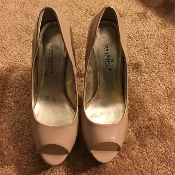 Signature Sole by Shoe Dazzle Patent Nude!