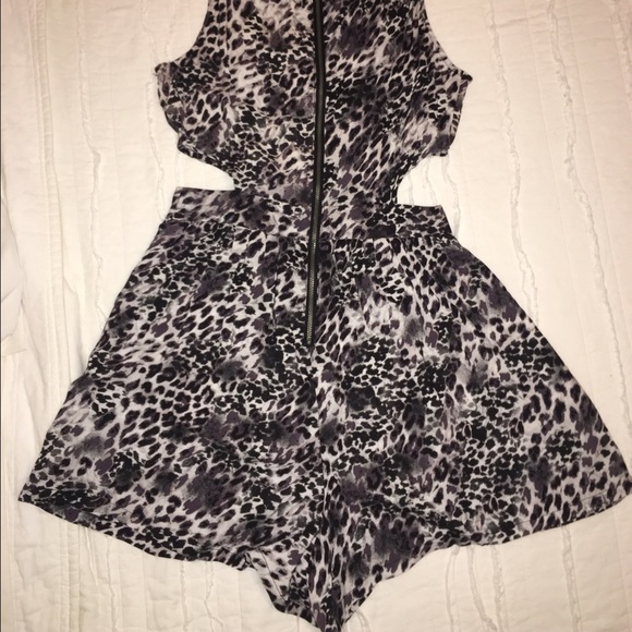 Leopard Print Romper - Picture 3 of 4