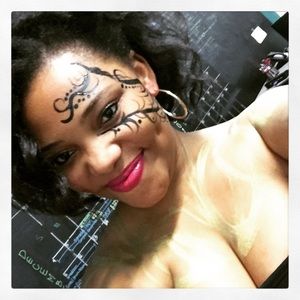 Meet your Posher, Larissa