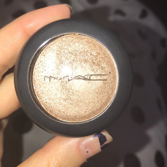 MAC day gleam pressed Pigment