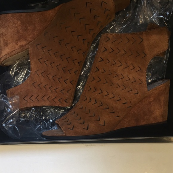 Via Spiga size 7 1/2 suede wedges