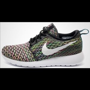 ***ISO*** Roshes women's size 7.5