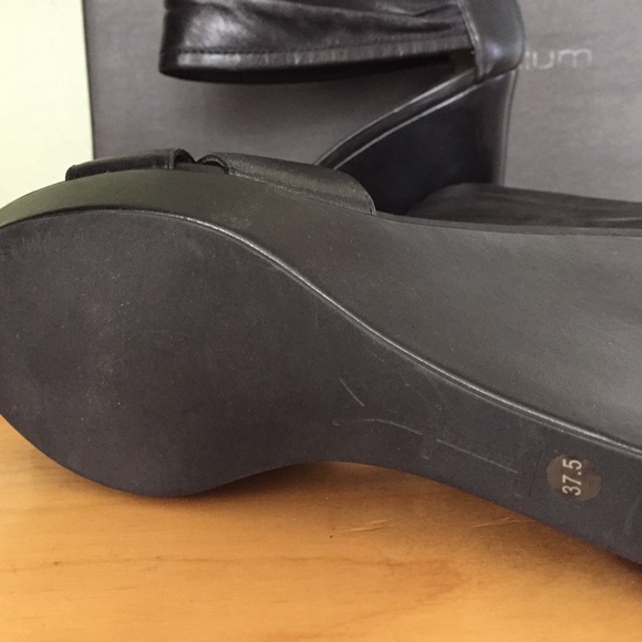 Heidi Klum Chloe Black Leather Heels - Picture 3 of 4