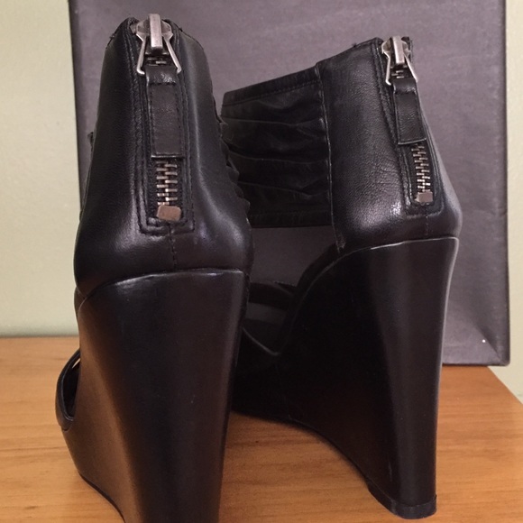 Heidi Klum Chloe Black Leather Heels - Picture 4 of 4