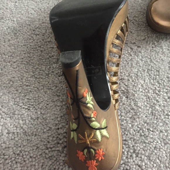 Floral heel - Picture 2 of 2