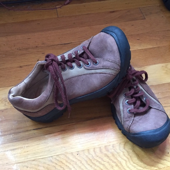 Keen hiking shoe!