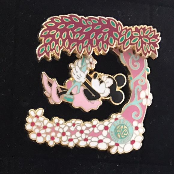 Minnie Mouse on swing Disney pin