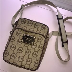 Michael Kors Crossbody bag with tons of pockets ❤