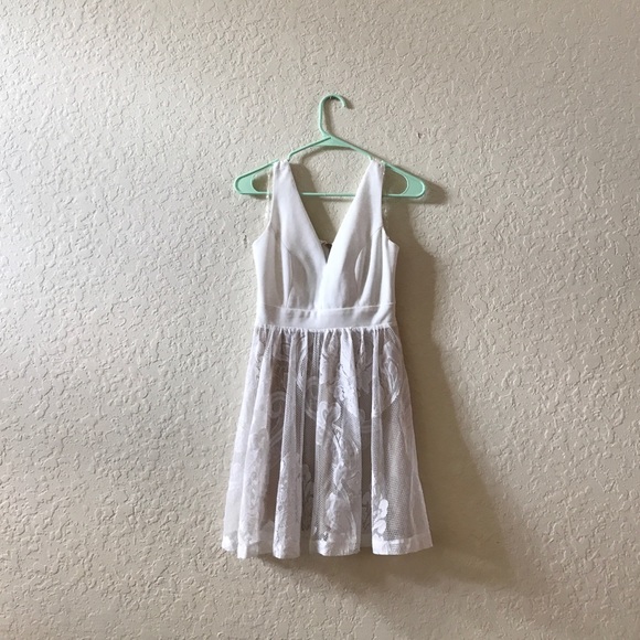 A lace mini dress - Picture 1 of 4