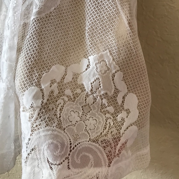 A lace mini dress - Picture 2 of 4