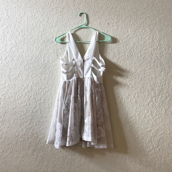 A lace mini dress - Picture 4 of 4