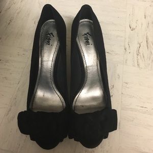 Black pumps