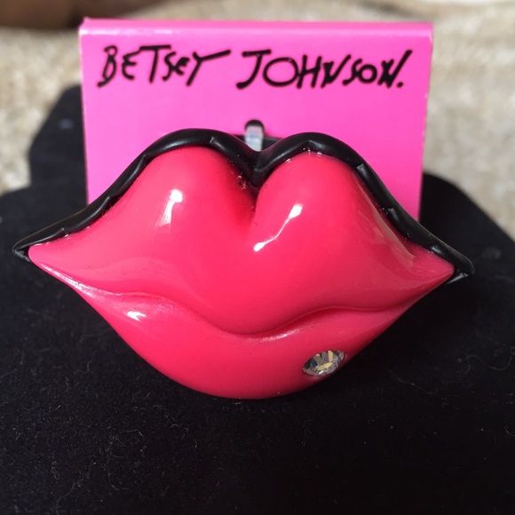 BETSEY JOHNSON PINK AND BLACK LIPS RING