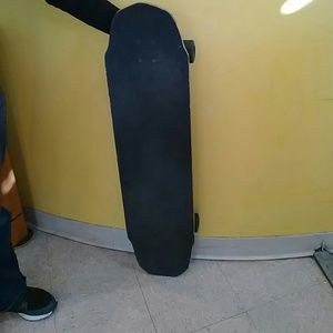 I'm saling a black lash skate board