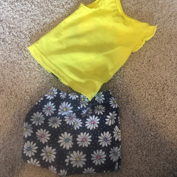 12 months Minnie Mouse short and blouse out fit. - Picture 2 of 4