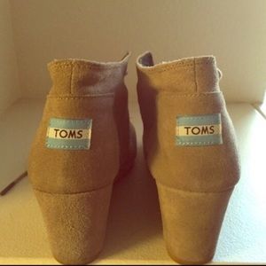 TOMS wedge size 9