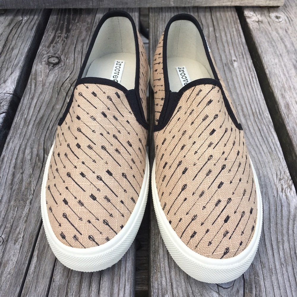 Groove Beige Arrow Slip-On Sneakers! NEW! - Picture 2 of 9