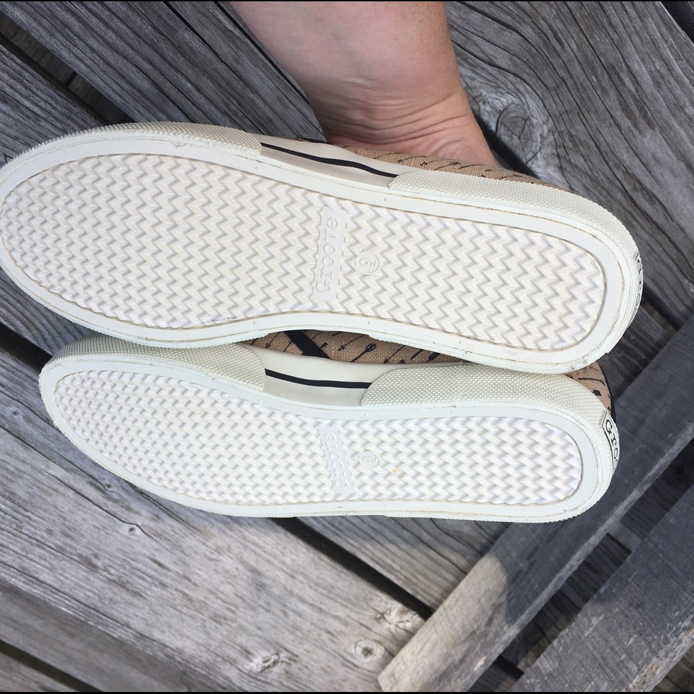 Groove Beige Arrow Slip-On Sneakers! NEW! - Picture 7 of 9