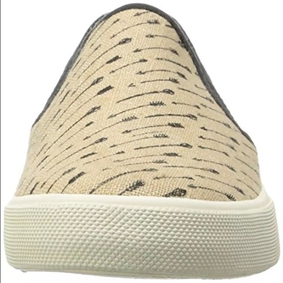 Groove Beige Arrow Slip-On Sneakers! NEW! - Picture 4 of 9