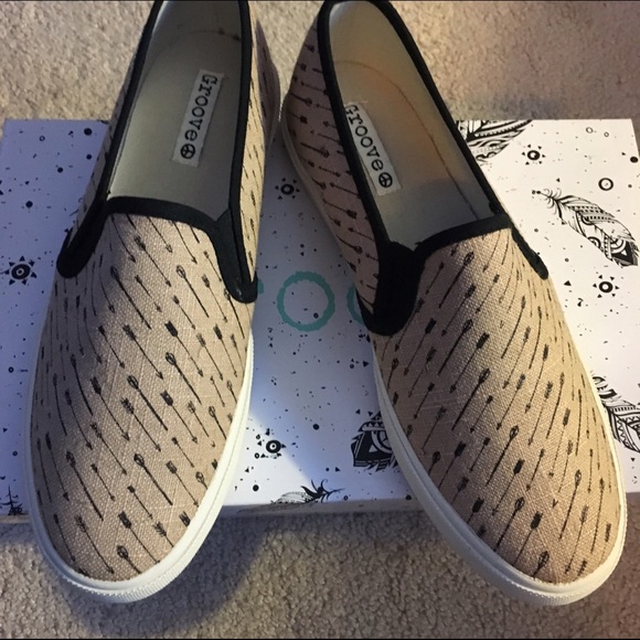 Groove Beige Arrow Slip-On Sneakers! NEW! - Picture 5 of 9